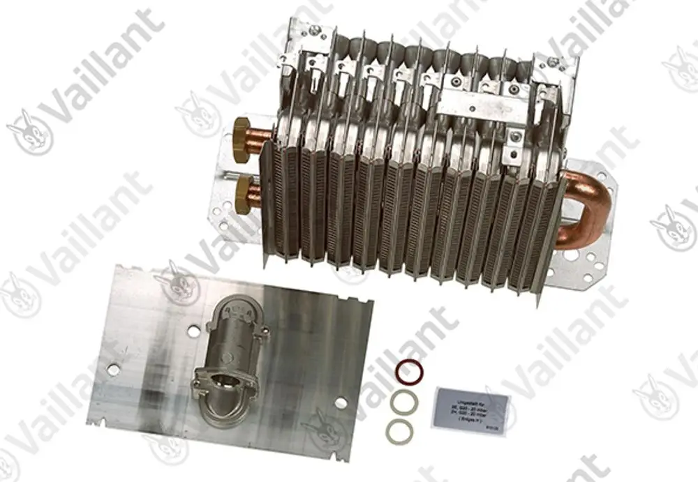 Vaillant Brenner mit mehreren Lamellen und Kupferanschlüssen, montiert auf einer Metallplatte. Enthalten sind Dichtungsringe und eine kleine elektronische Einheit.